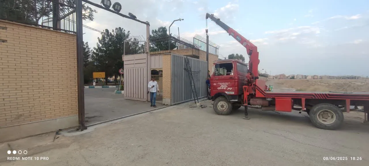 جک پارکینگی نصبشده روی درب دو لنگه