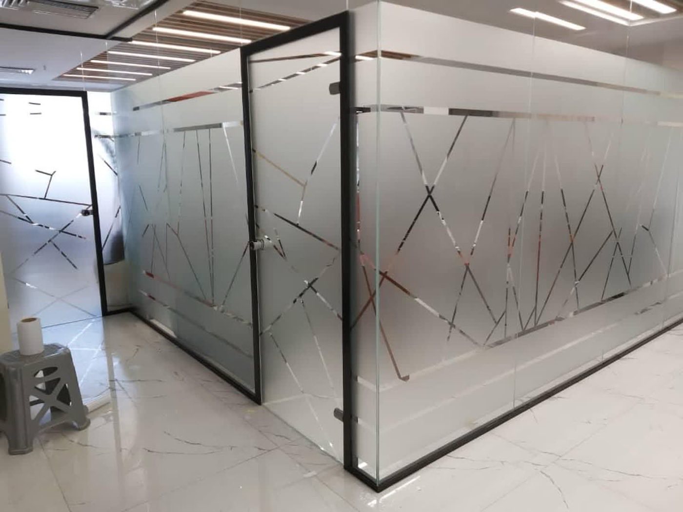 نمونه اجرای درب اتوماتیک و کرکره برقی در تهران | سام گستر | پروژه شیشه سکوریت 6