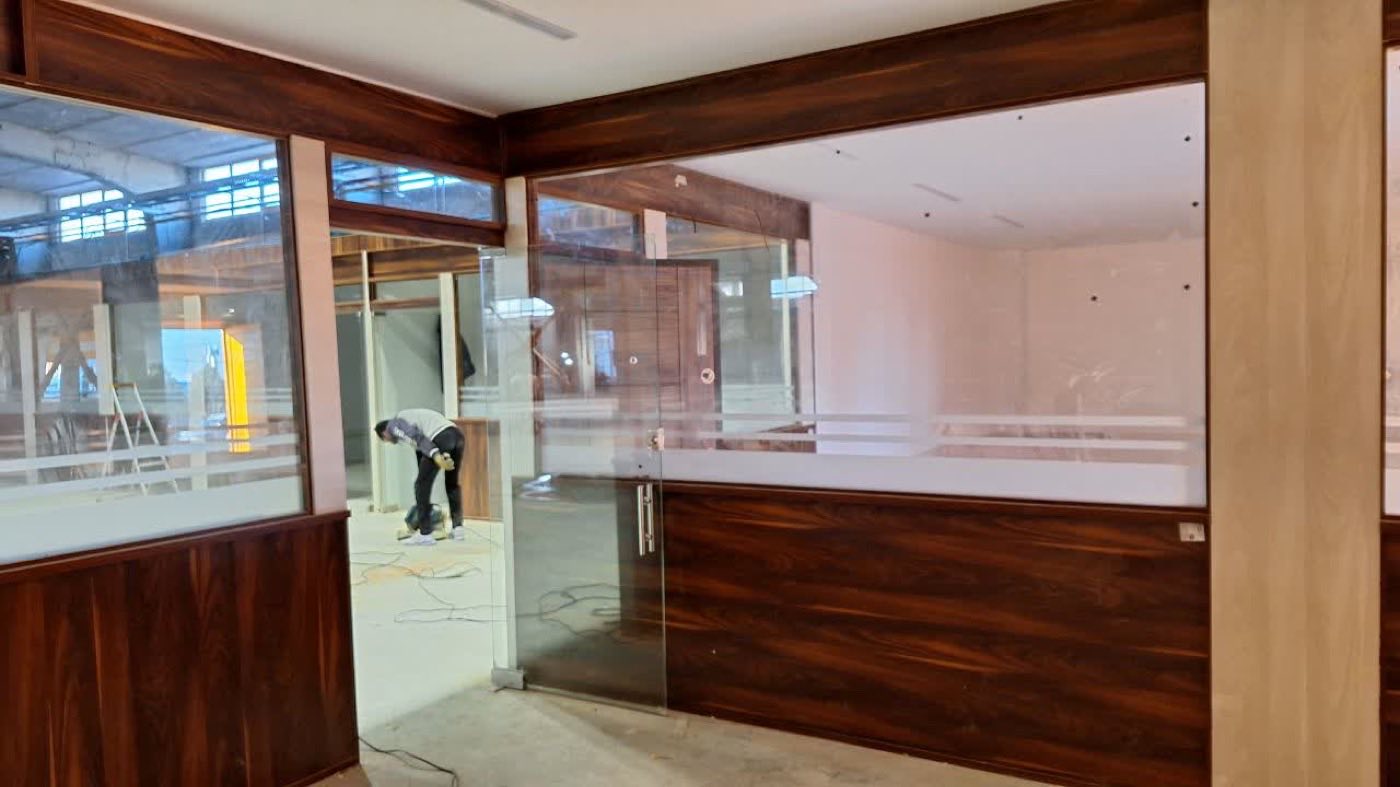 نمونه اجرای درب اتوماتیک و کرکره برقی در تهران | سام گستر | پروژه پارتیشن شیشهای 5