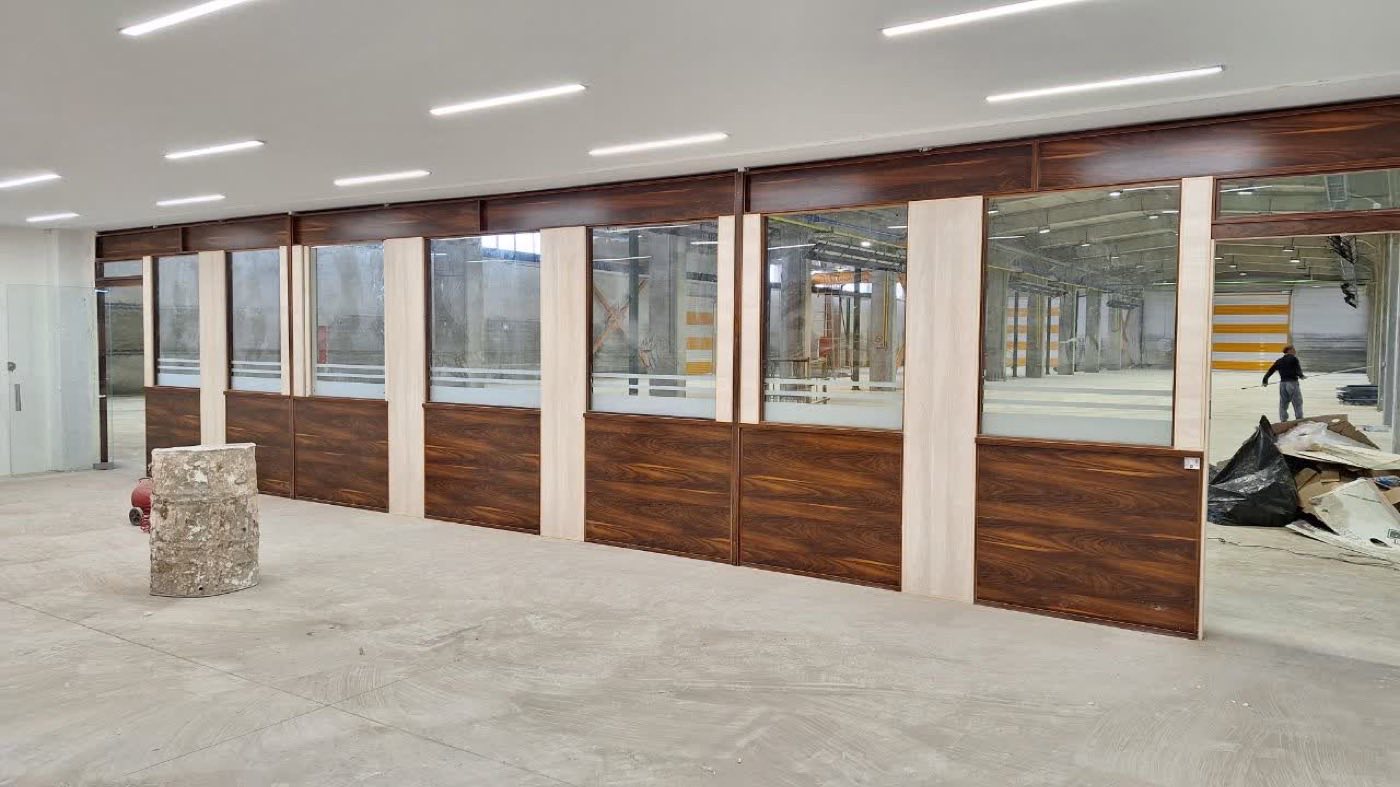 نمونه اجرای پارتیشن شیشه‌ای در تهران | سام گستر | پروژه پارتیشن شیشه‌ای 5