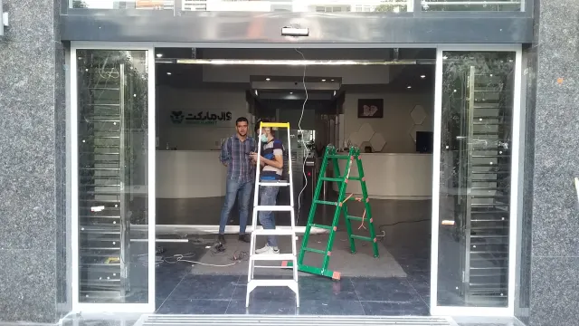 نصب درب اتوماتیک شیشه‌ای در محل